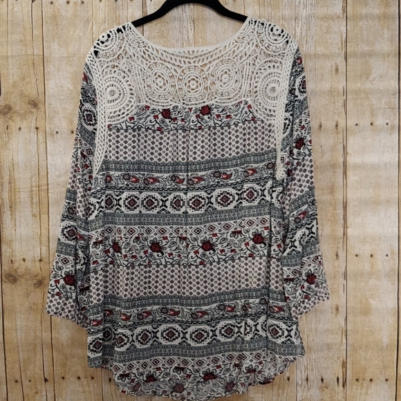 Daniel Rainn | Red&Black | 3/4 sleeve | Crochet Ft - Picture 2 of 6